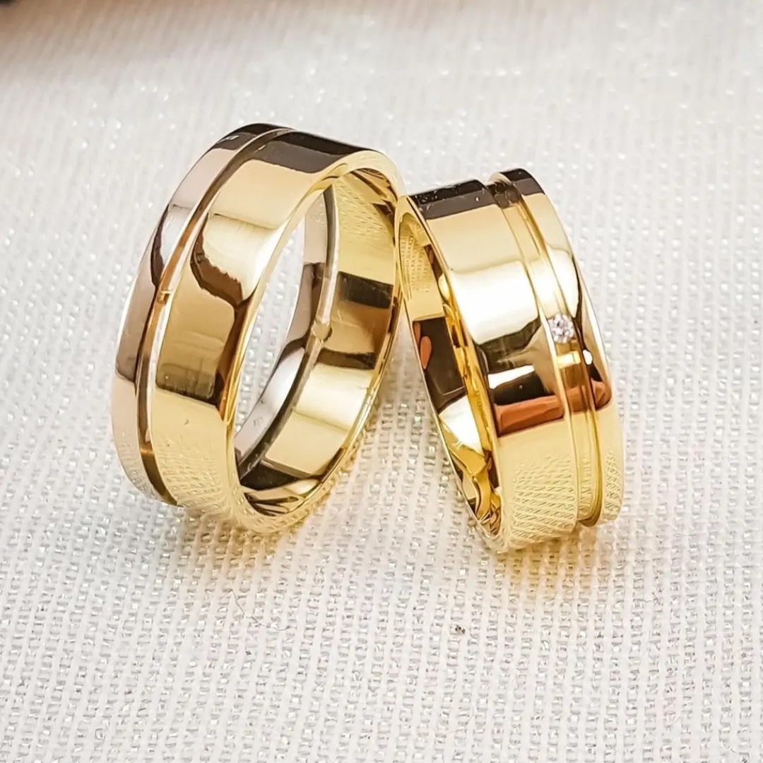 Alianças polidas em ouro