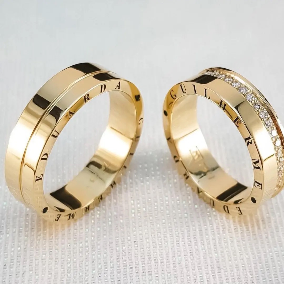 Alianças de ouro com brilhantes